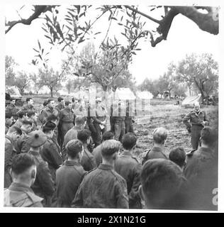 ITALIEN : ACHTE ARMEEFRONT - bevor sie neue Positionen einnehmen, nehmen kanadische Truppen an einem Weihnachtsgottesdienst Teil, der von Major Reverend C. Jones in der Nähe von San Leonardo, British Army, durchgeführt wird Stockfoto