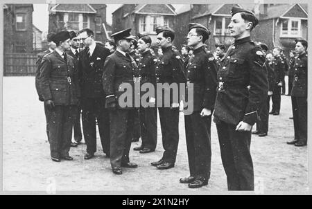 AIR MARSHAL INSPIZIERT A.T.C. EINHEIT – AIR MARSHAL A.G.R. GARROD, CB., OBE., MC., DFC., Mitglied des Air Council for Training, wurde von Herrn J.F. Wolfenden, Direktor für Pre-Entry Training, Luftministerium, bei einer Inspektion einer Einheit des Air Training Corps begleitet. Die besuchte Einheit bestand aus Jungen der Tiffin Boys School und der Kingston Grammar School. Innerhalb des ersten Monats nach der Gründung des Korps wurden über 1000 Einheiten gebildet. Das Corps ist bekannt als Junior R.A.F. und gibt den Jugendlichen des Landes die Möglichkeit, sich auf den Dienst in der Royal Air Force vorzubereiten. Stockfoto