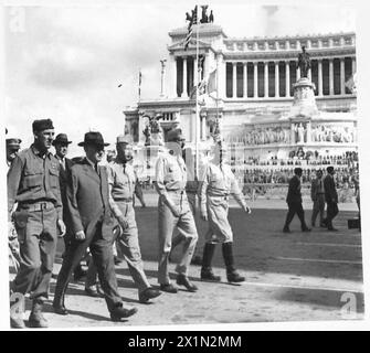 ROM: DIE AMERIKANER FEIERN DIE UNABHÄNGIGKEITSERKLÄRUNG - Mr. Stimson und die Partei kommen in Froit vor dem Victor Emmanuel-Denkmal an, um ihre Positionen für die Zeremonie der britischen Armee zu übernehmen Stockfoto