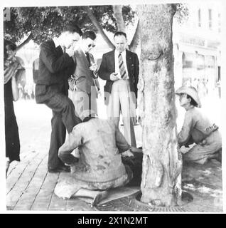 „SPARKS“, „CHIPPY“ UND „VIERTER“ SCHRITT AN LAND – man kann in dieser Stadt nicht weit kommen, ohne von den Schuhputzjungen angegriffen zu werden. „Fourth“ beginnt also den Ball im Rollen, British Army Stockfoto