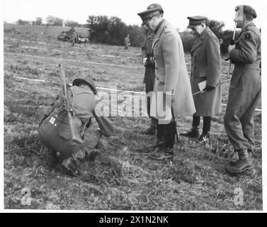 M. DER KÖNIG BESUCHT INVASIONSTRUPPEN - die Methode der Minenlegung wird seiner Majestät, der britischen Armee, demonstriert Stockfoto