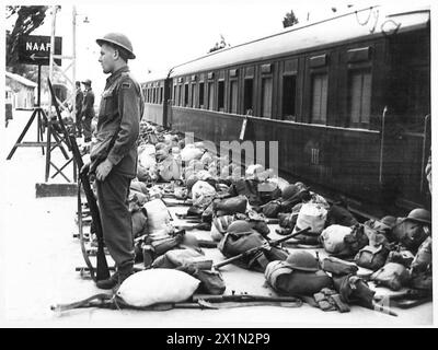 DAS ZWEITE KONTINGENT DER ZWEITEN AUSTRALISCHEN KAISERLICHEN STREITMACHT TRIFFT IN ÄGYPTEN EIN: H.M.S. ETTRICK: KANTARA - eine Wache über die Ausrüstung der Truppen auf der Station, während die Besitzer beim Frühstück sind, British Army Stockfoto