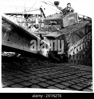 Eine spezielle Vorrichtung ermöglicht es Panzern, außergewöhnlich steile Steigungen zu besteigen, was mechanische Anpassung und Einsatzfähigkeit in der britischen Armee demonstriert. Stockfoto