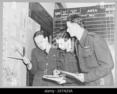 BENSON UND MEDMENHAM : NERVENZENTREN DES KAMERAKRIEGES der RAF - Geheimnisse der fast unheimlichen fotografischen Aufklärungs- und Fotointerpretationseinheiten der RAF wurden am 5. September 1945 enthüllt, als Pressesprecher zum ersten Mal die R.A.F.-Stationen in Benson und Medmenham besuchten - Nervenzentren des "Kamerakrieges". In Benson, dem Hauptquartier der No.106-Gruppe, die für lebenswichtige fotografische Aufklärungen verantwortlich war, gab der Air Officer Commanding - Air Commodore A. W.B. McDonald, AFC., bekannt, dass Flieger, die waghalsige Luftaufnahmen über feindlichem Territorium durchgeführt haben, nicht sind Stockfoto