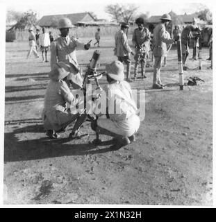 ÄTHIOPISCHE KRIEGER HELFEN BRITISCHEN TRUPPEN - abessinische Krieger kämpfen jetzt für Großbritannien in ihrem eigenen Land. Guerillagruppen, die auf dem sudanesischen Territorium in der Nähe von feindlichen Lagern auf der anderen Seite der Grenze stationiert sind, rasten nachts auf faschistische Posten und schikanieren ihre Konvois, während sie sich langsam von Addis Abbasa nach Westen bewegen. Gut bewaffnet mit modernen Waffen, die ihnen von Großbritannien geliefert werden, sind diese abyssinischen Hilfskräfte eine wertvolle Hilfe für unsere Streitkräfte in ihrem Feldzug gegen Mussolinis afrikanisches Reich der Easr. Äthiopische Krieger mit ihren Grabenmörsern, fotografiert innerhalb von ein paar Meilen von der Grenze zu Abessinien, Britis Stockfoto