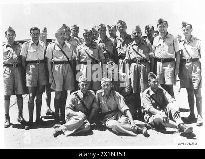 DIE POLNISCHE ARMEE IM NAHEN OSTEN, 1942-1943 - Gruppenfoto männlicher Mitarbeiter (Lehrer und Offiziere) des Lagers. Oberst Ignacy Bobrowski, der CO der Kadettenschulen in Palästina, ist wahrscheinlich der vierte von links im mittleren Vordergrund. Nach der deutsch-sowjetischen Invasion Polens wurden viele Polen in verschiedene Lager im sowjetischen Gulag deportiert. Unter ihnen waren viele Jungen jeden Alters. Nach der Unterzeichnung des Sikorski-Mayski-Abkommens 1941 wurden viele Überlebende - Männer, Frauen, Kinder - freigelassen und über Persien aus der Sowjetunion nach Palästina evakuiert Stockfoto