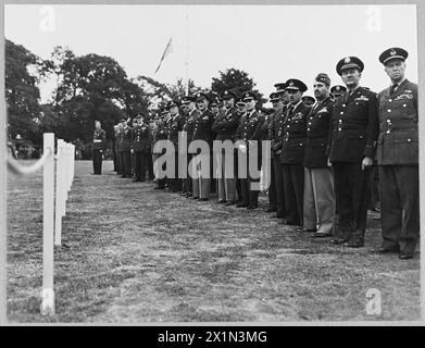 AMERICAN MEMORIAL IM RAF-TRANSPORTKOMMANDO H.Q. - 15921 Foto 1945 Shows - hochrangige Offiziere der R.A.F. und der U.S.A.A.F. beobachten die Zeremonie, Royal Air Force Stockfoto