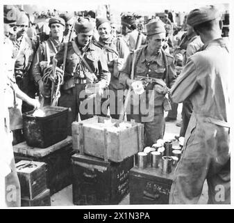 ITALIEN: KOMMANDOS-RAID AUF DER INSEL CHERSO - Kommandos stehen für Tee an, bevor sie ihre Mission, die britische Armee, fortsetzen Stockfoto