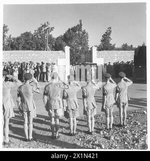 Die Beerdigung von vier Offizieren, die bei einem Flugunfall getötet wurden, Major General V. V. Pope, Brigadiers R.E. Russell und E.S. Unwin sowie Captain G.R. Amery, wird auf dem britischen Friedhof in Old Cairo durchgeführt und veranschaulicht die militärischen Zeremonialverfahren der britischen Armee. Stockfoto