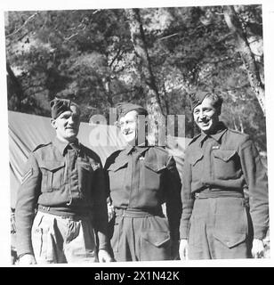 NORTH AFRICA : OBSERVER STORY - CPL. Lindley, CPL. Law, Pte. D. Kayes, von The Forest Murmurs, British Army Stockfoto