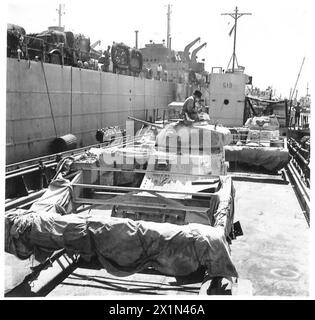 Britische Armee-Angehörige laden einen Scorpion-Panzer und weitere gepanzerte Fahrzeuge auf Landing Craft Tanks (LCTs) in Tripolis, um eine Invasion vorzubereiten. Stockfoto