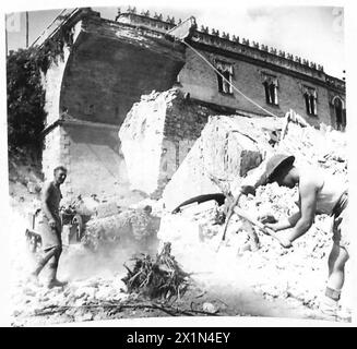 INVASION VON ITALIEN BAILEY BRIDGE CONSTRUCTION - Männer der 38th Field Company, R.E. arbeiten an der unteren Straße, um einen Durchgang durch die Trümmer zu räumen, British Army Stockfoto