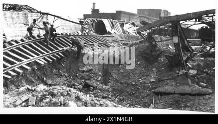 REPARATUR VON BOMBENSCHÄDEN IM BAHNHOF CAEN - Royal Engineers at Work on the Permanent Way, British Army, 21st Army Group Stockfoto