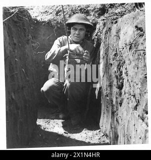 5. ARMEE: ANZIO BRÜCKENKOPF (VERSCHIEDENE) - Sgt. J. Kellett von 4 Portland Road, Winton, Bournemouth, erhielt Feuerbefehle per Funk vom Baum O.P., British Army Stockfoto