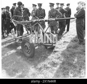 Befehlshaber der Armee und der Air Force beobachten eine Demonstration von leichten Geschützen der britischen Airborne Division, einschließlich des C-in-C und des Air Marshals Sir A. Barrett. Stockfoto