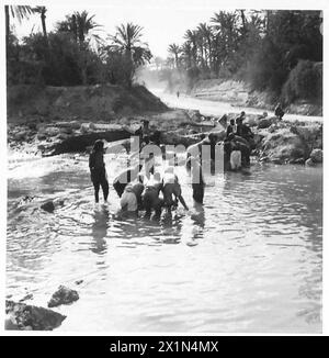 EL HAMMA NACH GABES. Die 8. ARMEE MARSCHIERT DURCH EL HAMMA NACH GABES – Araber bauen kurz nach der britischen Besatzung eine neue Straße über den Fluss Gabes. Die ganze Arbeit war freiwillig, britische Armee Stockfoto