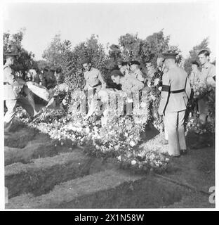 Beerdigung auf dem britischen Friedhof in Old Cairo für vier Offiziere, die bei einem Flugunfall getötet wurden: Major General V.V. Pope, Brigadier R.E. Russell, Brigadier E. S. Unwin und Captain G.R. Amery, British Army. Stockfoto