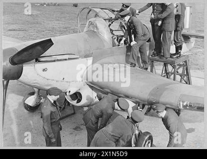 AMERIKANISCHE PILOTEN DER NO 71 SQUADRON RAF (EAGLE SQUADRON) - Instruktion an der RAF Flying Training School, wo die Piloten der Eagle Squadron ausgebildet wurden. Alle Piloten der Eagle Squadron wurden vor ihrer Rekrutierung ausgebildet, aber da ihr Erfahrungsstand sehr unterschiedlich war, absolvierten sie alle eine standardisierte Ausbildung der RAF. Stockfoto