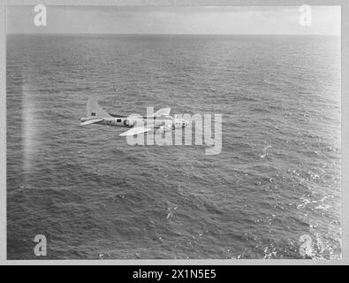 KÜSTENFESTUNGEN BEDECKEN WEITE TEILE DES ATLANTIKS. - 11099 Bild (ausgestellt 1943) zeigt Eine Küstenfestung im Flug, Royal Air Force Stockfoto