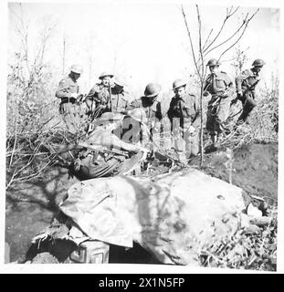 FÜNFTE ARMEE : ANZIO BRIDGEHEADINFANTRY PATROUILLE IM BRÜCKENKOPF (REKONSTRUIERT IN DER LINIE) - der Sergeant erklärt seinen Männern, der britischen Armee, den Weg und den Zweck der Patrouille Stockfoto