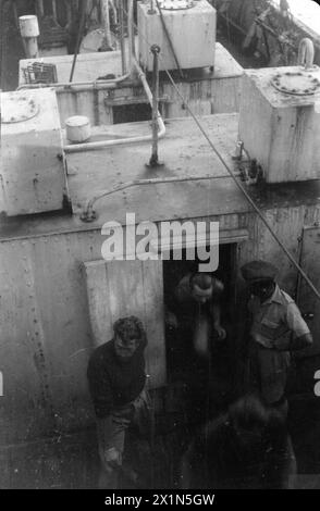 AKTION DER HM TRAWLER LADY SHIRLEY MIT DEUTSCHEM U-BOOT. SEPTEMBER 1941, AN BORD DER HMT LADY SHIRLEY, WÄHREND UND NACH DER AKTION. EIN GROSSES DEUTSCHES U-BOOT ERGAB SICH INFOLGE DER AKTION DER HMT-LADY SHIRLEY. DER TRAWLER WAR AUF PATROUILLE, ALS DAS U-BOOT AN DER OBERFLÄCHE GESICHTET WURDE. DAS U-BOOT TAUCHTE SOFORT UND DER TRAWLER GRIFF MIT TIEFENLADUNGEN AN. DIESE ZWANGEN DAS U-BOOT AN DIE OBERFLÄCHE UND SIE WURDE SOFORT VON DEN 4'-KANONEN UND MASCHINENGEWEHREN VON LADY SHIRLEY VERWICKELT. NACHDEM SIE VON MEHREREN 4' GRANATEN GETROFFEN WORDEN WAREN, ERGAB SICH DIE CREW DES U-BOOTES. DAS U-BOOT SANK. LADY SHIRLEY ERREICHTE GIBRALTAR MIT 44 Stockfoto