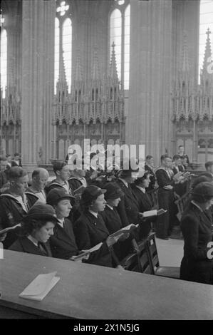 Mitglieder des Royal Naval Service der Frauen und der Royal Navy nehmen gemeinsam an einem Gottesdienst teil. Stockfoto