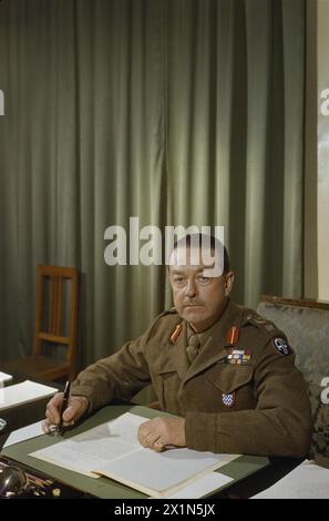 Feldmarschall Sir Harold Alexander, Oberster alliierter Befehlshaber der Mittelmeerstreitkräfte, abgebildet an seinem Schreibtisch in seinem Hauptquartier im Königspalast in Caserta, Italien. Stockfoto