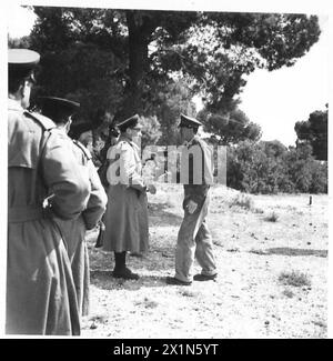 TÜRKISCHE MILITÄRMISSION BESUCHT NORDAFRIKA - General Alexander verabschiedet sich von General Salih Omurtak, der britischen Armee Stockfoto