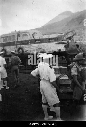 AKTION DER HM TRAWLER LADY SHIRLEY MIT DEUTSCHEM U-BOOT. SEPTEMBER 1941, AN BORD DER HMT LADY SHIRLEY, WÄHREND UND NACH DER AKTION. EIN GROSSES DEUTSCHES U-BOOT ERGAB SICH INFOLGE DER AKTION DER HMT-LADY SHIRLEY. DER TRAWLER WAR AUF PATROUILLE, ALS DAS U-BOOT AN DER OBERFLÄCHE GESICHTET WURDE. DAS U-BOOT TAUCHTE SOFORT UND DER TRAWLER GRIFF MIT TIEFENLADUNGEN AN. DIESE ZWANGEN DAS U-BOOT AN DIE OBERFLÄCHE UND SIE WURDE SOFORT VON DEN 4'-KANONEN UND MASCHINENGEWEHREN VON LADY SHIRLEY VERWICKELT. NACHDEM SIE VON MEHREREN 4' GRANATEN GETROFFEN WORDEN WAREN, ERGAB SICH DIE CREW DES U-BOOTES. DAS U-BOOT SANK. LADY SHIRLEY ERREICHTE GIBRALTAR MIT 44 Stockfoto