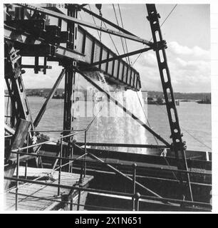 FOTOS VON VORGEFERTIGTEN ANSCHLÜSSEN USW. - Dredger pumpt Sand in Wellenbrechereinheiten, britische Armee, 21. Armeegruppe Stockfoto