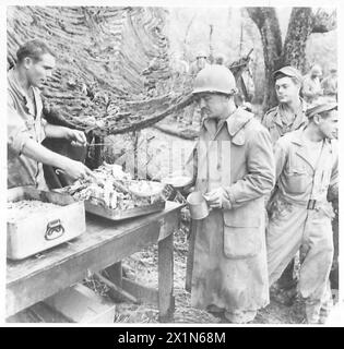 ITALIEN: FÜNFTER ARMYAMERICAN-SEKTOR - amerikanische Truppen stellen sich einmal im Jahr für ihre türkei-Feed an, British Army Stockfoto