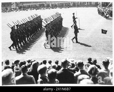 205. JAHRESTAG DER LANCASHIRE FUSILIERS, (20.) CATTERICK CAMP - DER MARSCH VORBEI. Truppe der Regimentsfarbe durch das 2. Bataillon der britischen Armee Stockfoto