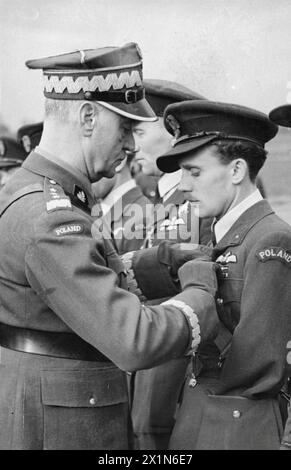 DIE POLNISCHE LUFTWAFFE IN GROSSBRITANNIEN, 1940-1947 - General Władysław Sikorski, C-in-C der polnischen Streitkräfte, dekorierte den fliegenden Offizier Zdzisław Radomski von der Polnischen Kampfgeschwader Nr. 306 mit der höchsten polnischen militärischen Ehre, der Virtuti Militari, sowie mit dem Tapferkeitskreuz, am 28. Oktober 1941 wurden während der Operation Circus 85 am 27. August 1941 Piloten der 306. Geschwader von vier Bf 109 Messerschmitts über Dünkirchen angegriffen. F/O Radomski war der einzige polnische Pilot, der verletzt wurde; obwohl sein Arm zertrümmert war, landete er seine Spitfire sicher auf seiner Heimatbasis, RAF Northolt, polnische Luftwaffe, Stockfoto