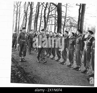 DIE POLNISCHE ARMEE IM NORDWESTEUROPA-FELDZUG 1944-1945 – General Dwight Eisenhower inspiziert Männer der 1. Polnischen Panzerdivision in Breda während seines Generalbesuchs beim 1. Britischen Korps, der polnischen Armee, der amerikanischen Armee, der polnischen Armee im Westen, der 1. Panzerdivision, Eisenhower, Dwight David Stockfoto