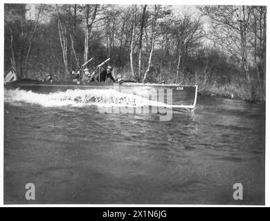 PATROUILLEN AUF DEN BINNENWASSERSTRASSEN GROSSBRITANNIENS - volle Geschwindigkeit voraus. Einer der Starts auf Patrouille, britische Armee Stockfoto