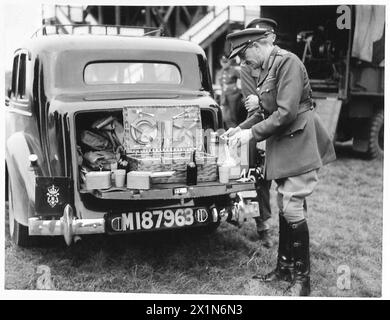 Der Oberbefehlshaber der Britischen Armee leitet die Operationen während der „Stoßübung“ und hält kurz zum Mittagessen inne. Stockfoto