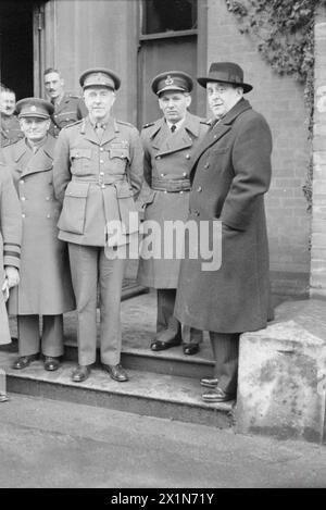 Mitglieder der tschechischen Exilregierung, einschließlich militärischer und politischer Führer, besuchen Nordirland während des Zweiten Weltkriegs. Stockfoto
