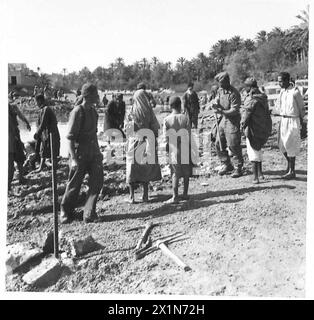 DIE ACHTE ARMEE DURCHQUERT EL HAMMA NACH GABES - als der Feind Gabes verließ, sprengte er die Brücken über den Fluss. Die 8th Army R.es war bald in der Arbeit, die Schäden zu reparieren, Eingeborene halfen ihnen auch bei der Arbeit, British Army Stockfoto