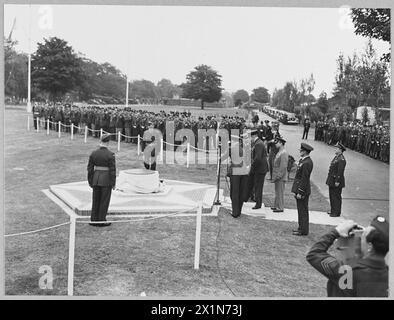 Am 20. August 1945 enthüllte Air Chief Marshal Sir Christopher L. Courtney, Air Member for Supply & Organisation, eine Gedenkfeier an die Besetzung des Parks durch die US Army Air Forces während des Krieges. Viele hochrangige Offiziere der R.A.F. und der U.S.A.A.F. waren bei der Zeremonie anwesend. Picture Exposed 1945 zeigt: Air Chief Marshal Christopher L. Courtney enthüllt das Denkmal, Royal Air Force Stockfoto