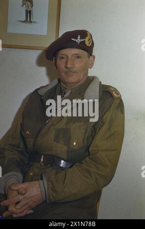 FELDMARSCHALL SIR BERNARD MONTGOMERY, 1944 – Portrait von Feldmarschall Sir Bernard Montgomery bei seiner Ernennung zum Oberst Kommandant des Fallschirmregiments. Feldmarschall Montgomery trägt die Baskenmütze und Sprungjacke des Fallschirmspringers. Sein Schal ähnelt denen, die von britischen Fallschirmjägern getragen wurden, als sie in der Nacht vom 5. Auf den 6. Juni 1944 in der Normandie in Montgomery, Bernard Law, British Army, Fallschirmregiment fallen gelassen wurden Stockfoto