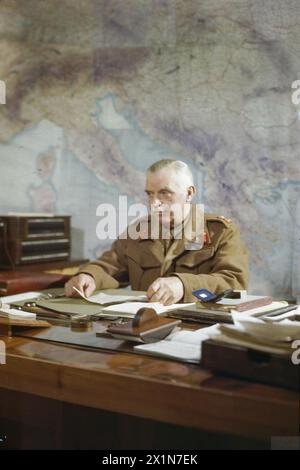 Generalleutnant W. D. Morgan, Stabschef von Feldmarschall Alexander, Oberster Alliierter Befehlshaber der Mittelmeerstreitkräfte, studiert eine Karte im AFHQ in Caserta, Italien, März 1945, britische Armee. Stockfoto