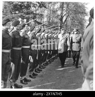 ALLIIERTE KOMMANDEURE BESUCHEN BRITISCHE UND AMERIKANISCHE TRUPPEN - General Eisenhower inspiziert Truppen der 11. Husaren, British Army Stockfoto