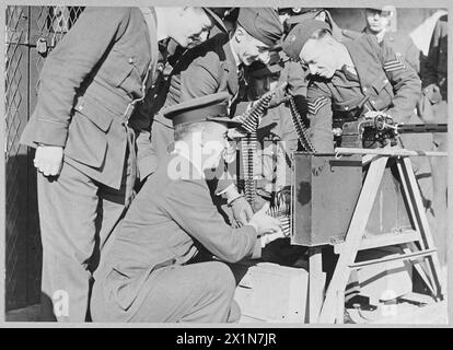 AMERIKANISCHE PILOTEN DER NO 71 SQUADRON RAF (EAGLE SQUADRON) - Luftwaffenunterricht an der RAF Flying Training School, wo die Piloten der Eagle Squadron trainiert wurden. Alle Piloten der Eagle Squadron wurden vor ihrer Rekrutierung ausgebildet, aber da ihr Erfahrungsstand sehr unterschiedlich war, absolvierten sie alle eine standardisierte Ausbildung der RAF. Stockfoto