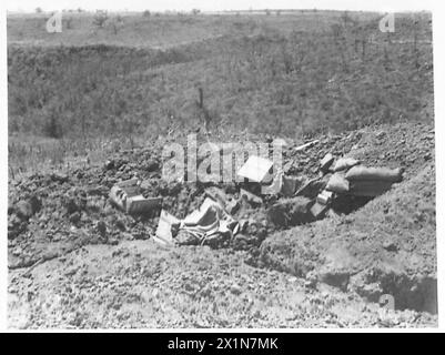 200 Meter von einem rechten Zug entfernt ist eine deutsche Verteidigungsposition zu beobachten, was die Beobachtung und Befestigung des Schlachtfeldes in Italien während der Operationen der britischen Armee veranschaulicht. Stockfoto