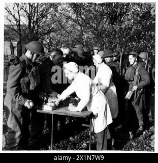 ATS-Mitarbeiter an der School of Cookery geben während der Trainingsübungen eine Verpflegung an die Truppen der britischen Armee aus. Stockfoto