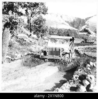 ITALIEN: FÜNFTER ARMYWITH DER AMERIKANER AN DER VENAFRO-FRONT - amerikanische Fahrzeuge fahren durch ein Schlammmeer, britische Armee Stockfoto