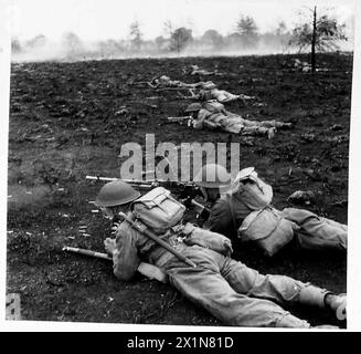 KRIEGSKORRESPONDENTEN BESUCHEN DAS ÖSTLICHE KOMMANDOGEBIET - Bren-Schützen demonstrieren unter den Korrespondenten, British Army Stockfoto