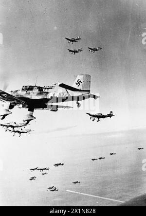 Junkers Ju. 87 Sprengbomber der deutschen Luftwaffe bereiten sich darauf vor, während des Zweiten Weltkriegs britische Panzer bei Ghobi in der Westwüste anzugreifen Stockfoto