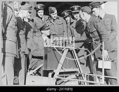 AMERIKANISCHE PILOTEN DER NO 71 SQUADRON RAF (EAGLE SQUADRON) - Luftwaffenunterricht an der RAF Flying Training School, wo die Piloten der Eagle Squadron trainiert wurden. Alle Piloten der Eagle Squadron wurden vor ihrer Rekrutierung ausgebildet, aber da ihr Erfahrungsstand sehr unterschiedlich war, absolvierten sie alle eine standardisierte Ausbildung der RAF. Stockfoto