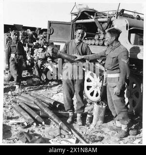 EL HAMMA NACH GABES. Die 8. ARMEE KOMMT DURCH EL HAMMA NACH GABES - British Tommies, die Munition der 88-mm-Kanone handhaben, British Army Stockfoto